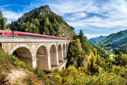 © ÖBB/Franz Zwickl Die Semmering Gebirgsbahn führt über historische Viadukte.