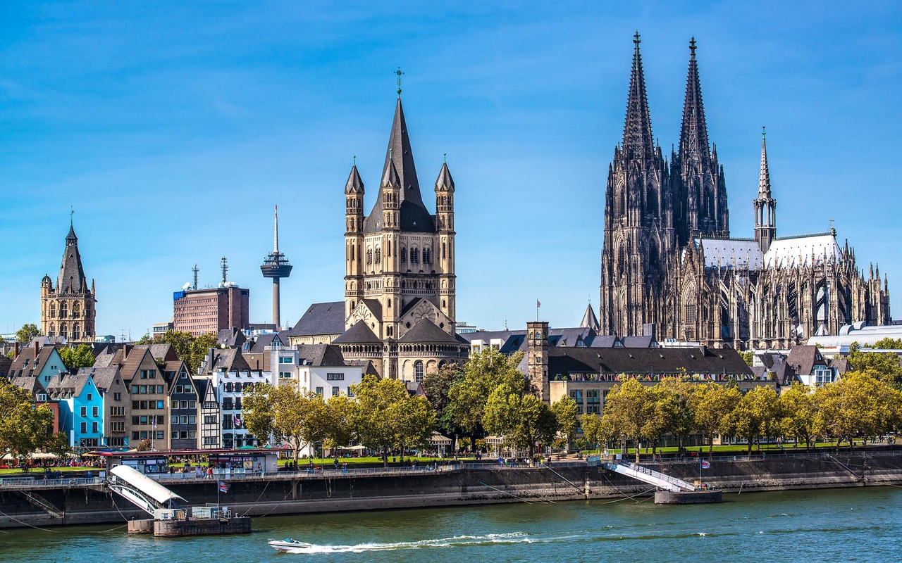 © iStock.com / SeanPavonePhoto Keulen uitzicht op de oude stad