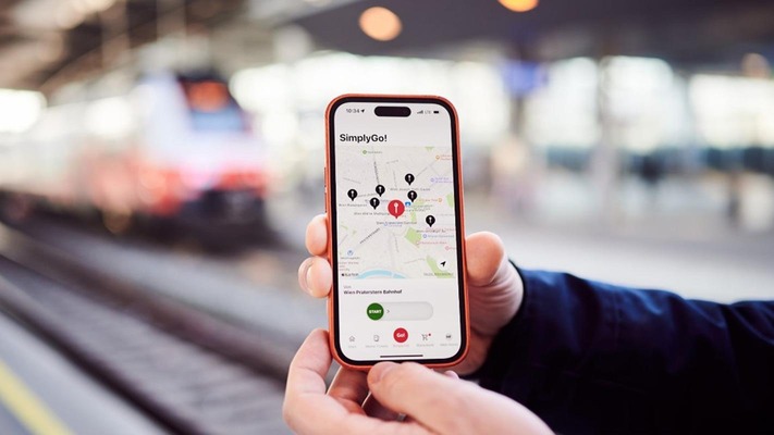 © ÖBB / Marek Knopp Kunde hält Smartphone mit SimplyGo! App